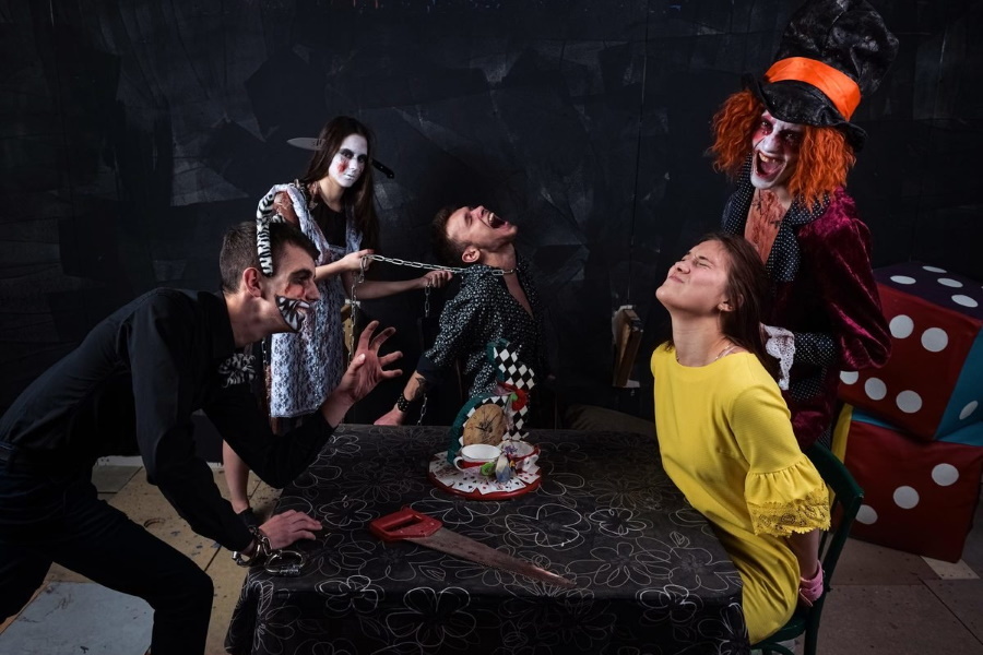 Квест в реальности Безумие Шляпника от компании Черный кот Квест в реальности Безумие Шляпника от компании Черный кот